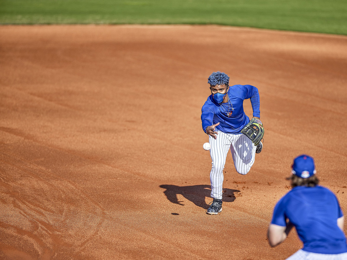 Francisco Lindor fielding a groundball